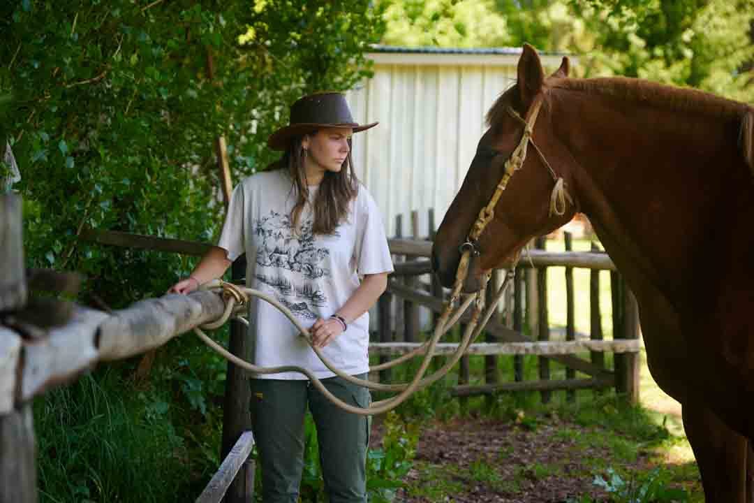 Personas y caballos en refugio del Alba